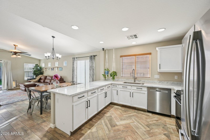 12-web-or-mls-N 63rd Dr-S2401-012