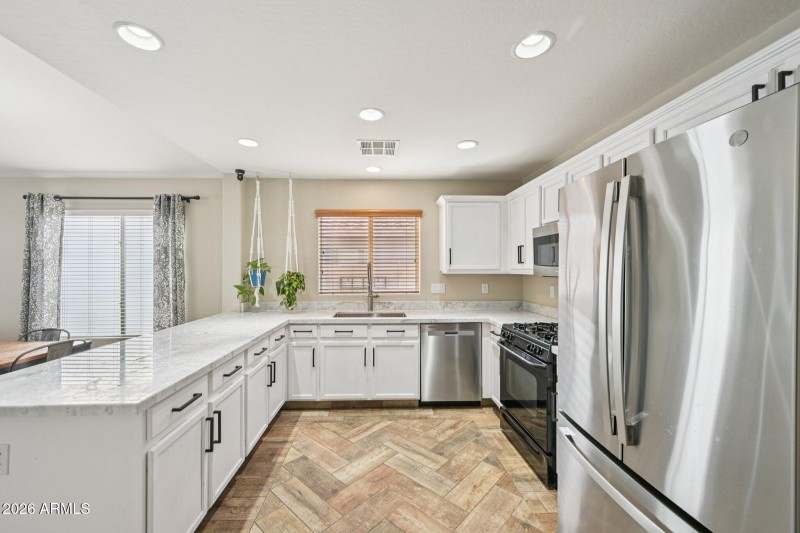 16-web-or-mls-N 63rd Dr-S2401-016