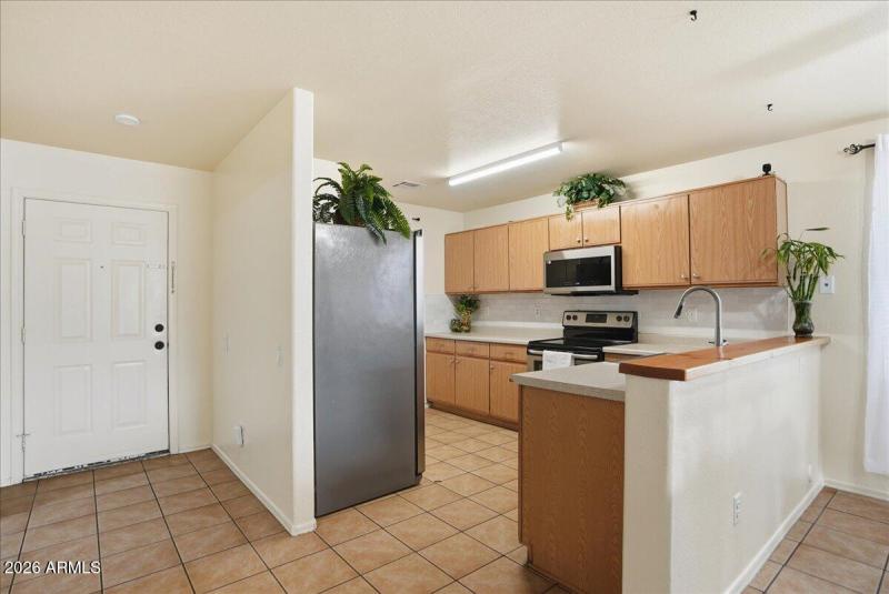 10-1825 W Renaissance Ave_RedHogMedia