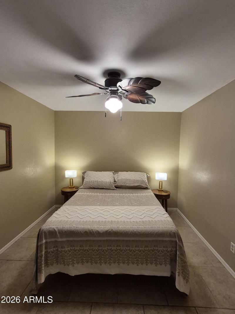 Guest room with queen bed