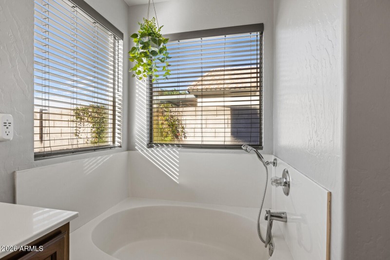 GARDEN TUB IN OWNERS SUITE