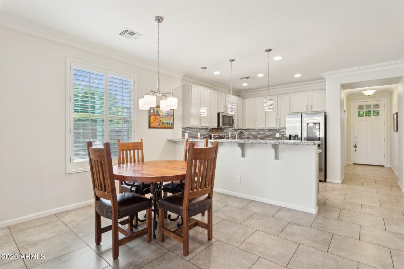 Dining Area & Breakfast Bar
