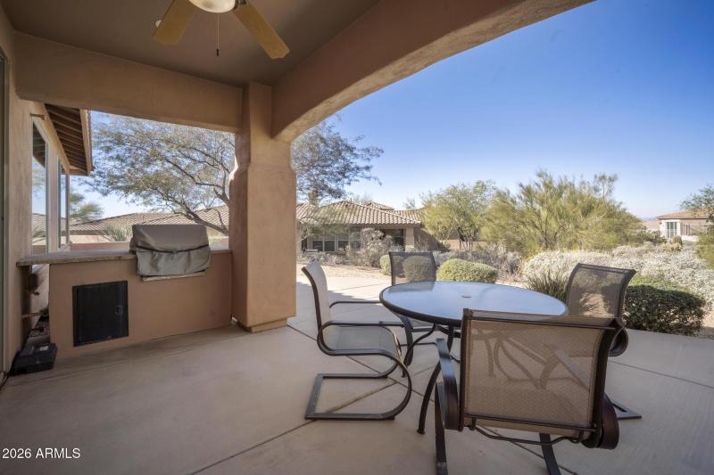 Patio w/built in grill