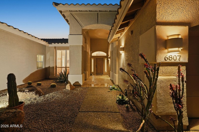 large-019bf8d0-13fc-7127-9bba-3656cc697b