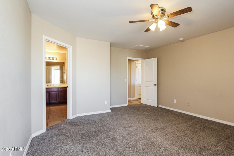 009-photo-main-bedroom-15036961