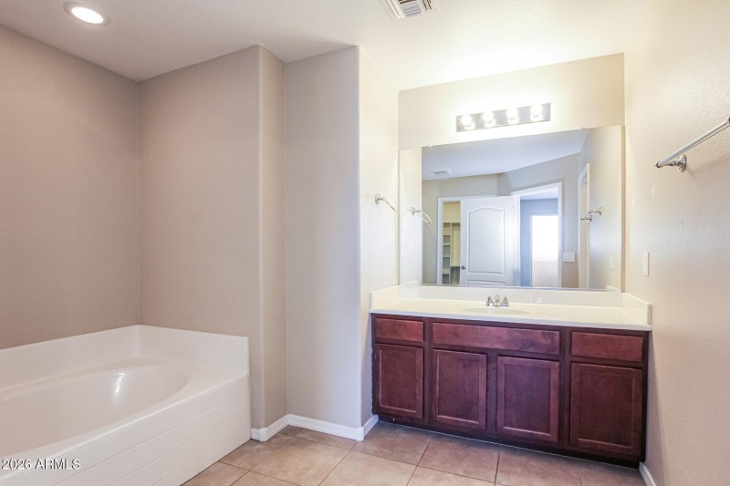 010-photo-main-bathroom-15036962