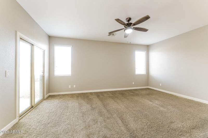 009-photo-main-bedroom-15112957