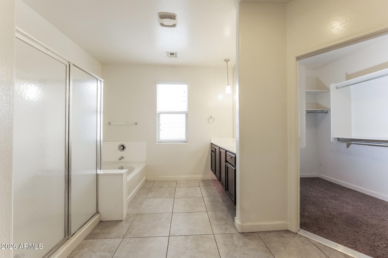 011-photo-main-bathroom-15112940