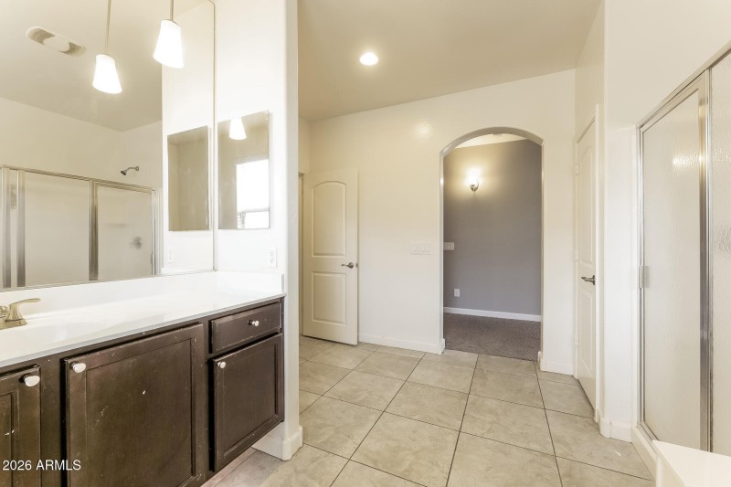 012-photo-main-bathroom-15112941