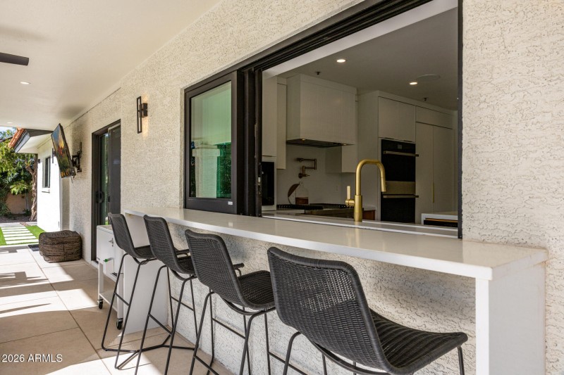 Perfect Indoor/Outdoor Hosting