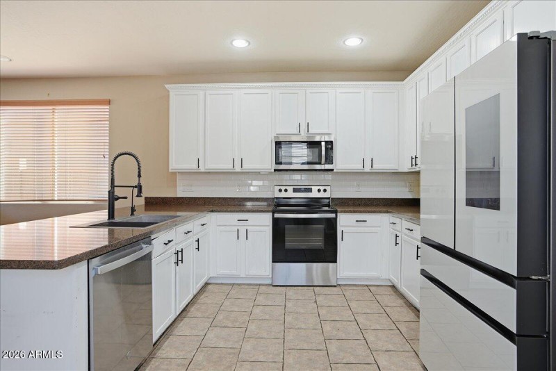 15-10740 E Lobo Ave_RedHogMedia