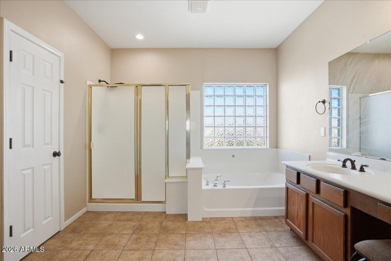 22-10740 E Lobo Ave_RedHogMedia