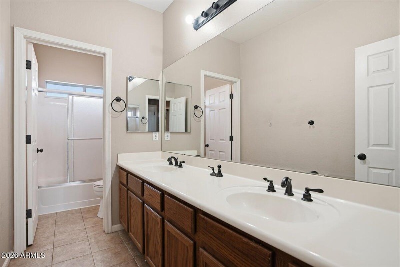 24-10740 E Lobo Ave_RedHogMedia