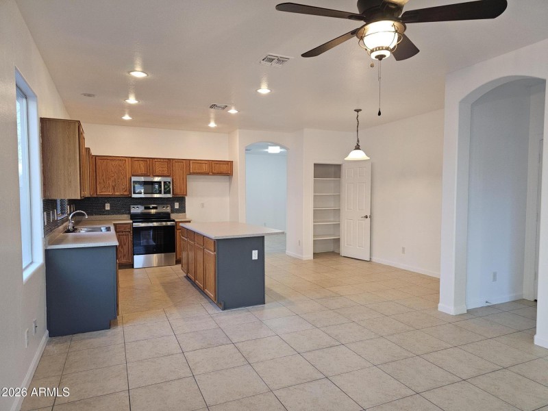 FR W/ISLAND+BREAKFAST BAR