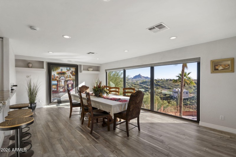 Dining Area w Mountain Views