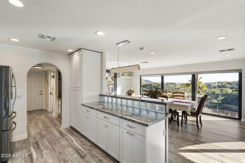 Dining Area w Mountain Views