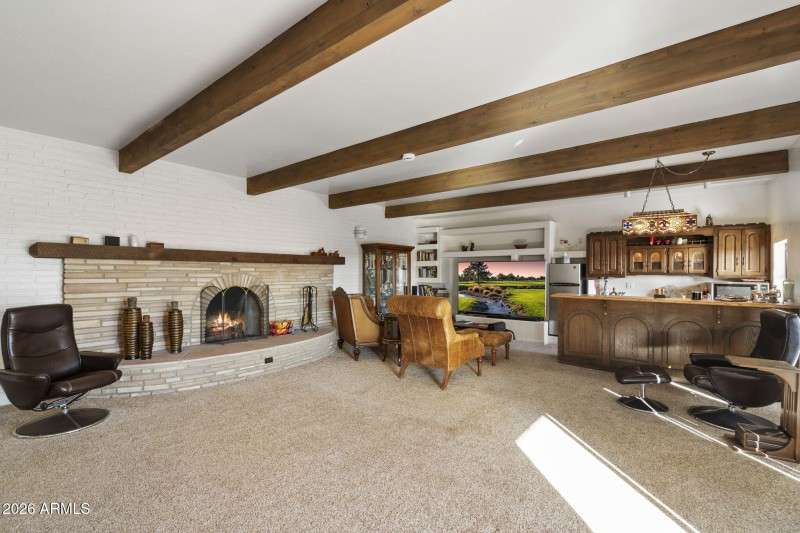 Kitchen & Living Room w Outdoor Access