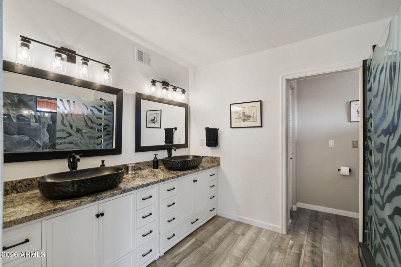 Dual vanity w granite CTs & vessel sinks
