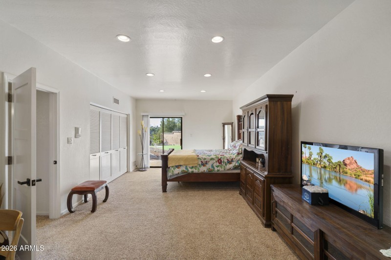 Kitchen & Living Room w Outdoor Access