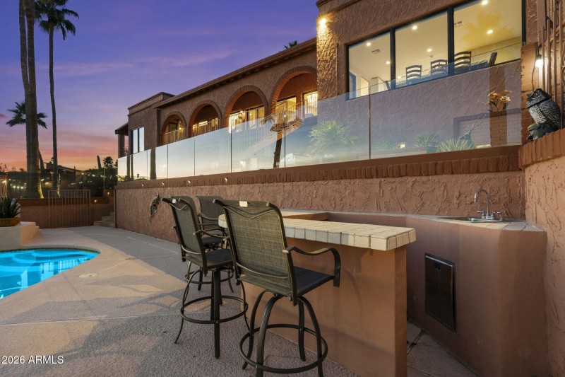 Poolside Bar w Seating