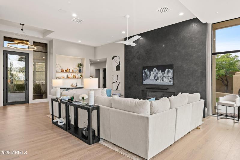 010_Open Flowing Floor Plan