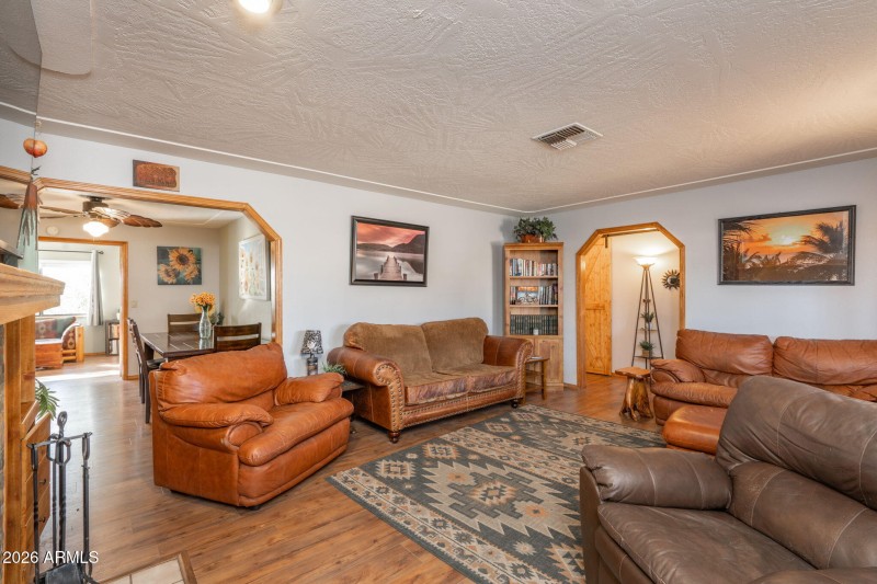 17-web-or-mls-1539-e-arrowhead-ln