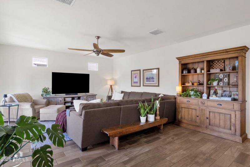 20-web-or-mls-4306-e-erie-st