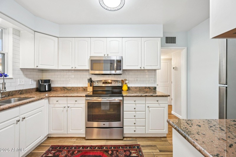 17-web-or-mls-W Clarendon Ave-S2901-017