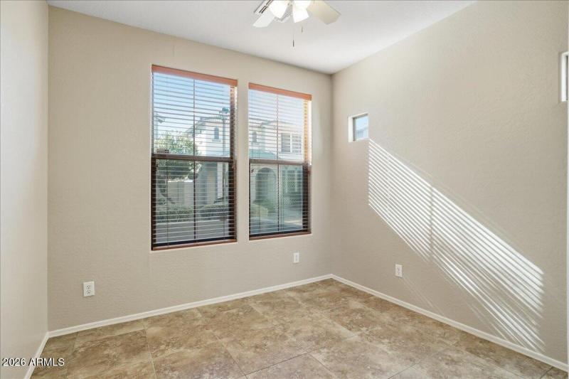 08-1915 E Oxford Ln_RedHogMedia