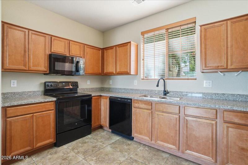 14-1915 E Oxford Ln_RedHogMedia