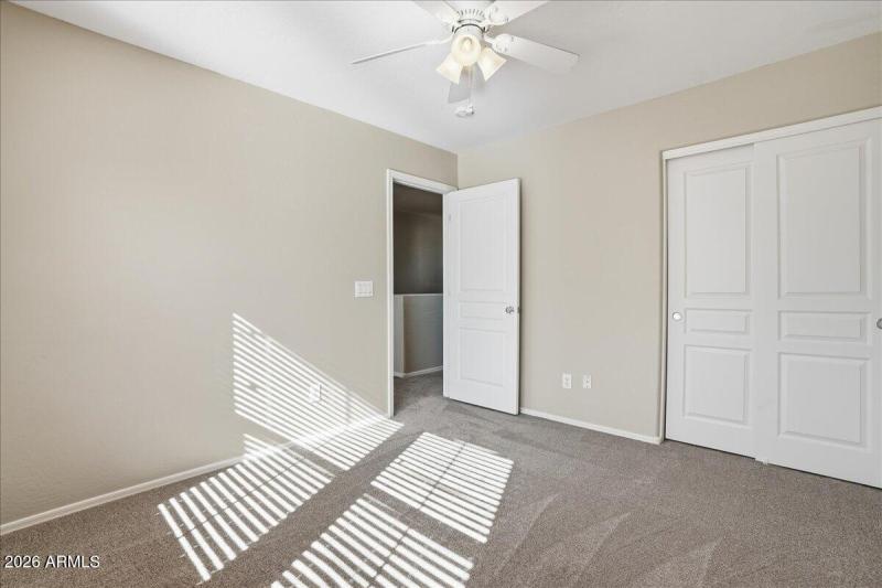 23-1915 E Oxford Ln_RedHogMedia