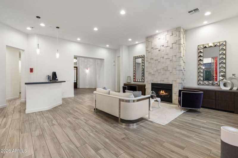 Living Room w Gas Fireplace