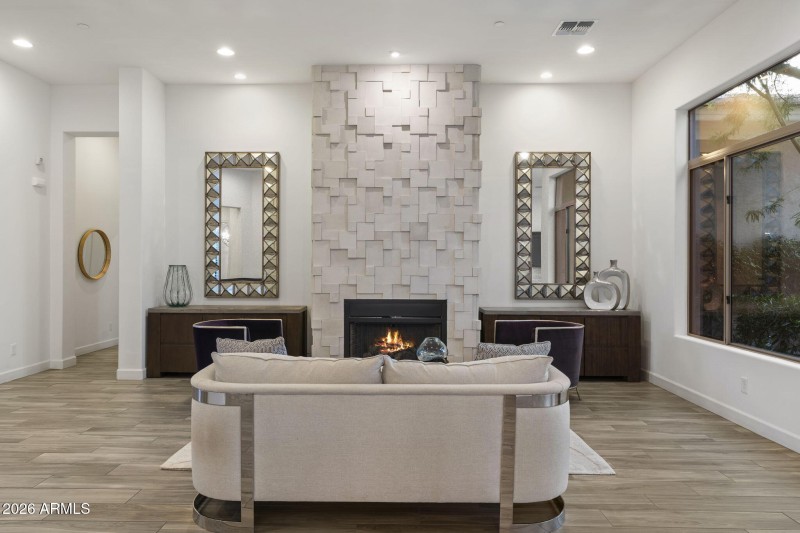 Living Room w Gas Fireplace