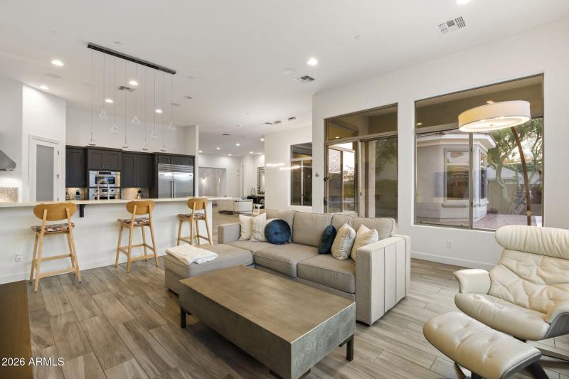 Open Living & Kitchen Space w Views