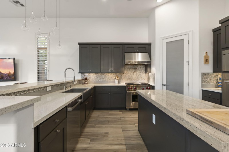 Chef’s Kitchen w Quartz CT's Island