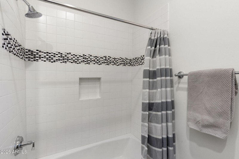 Bath w Tiled Tub/Shower & Accent Band