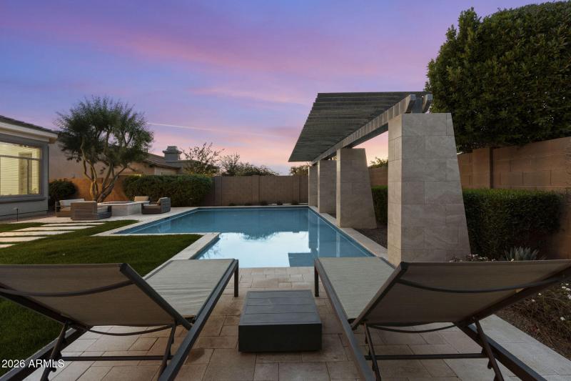 Pool w Stunning Water Feature