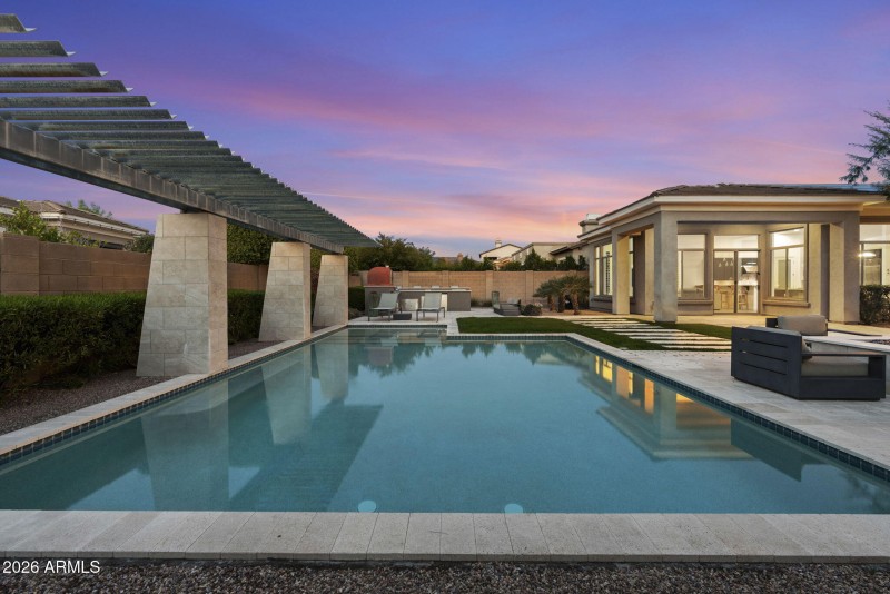 Pool w Stunning Water Feature