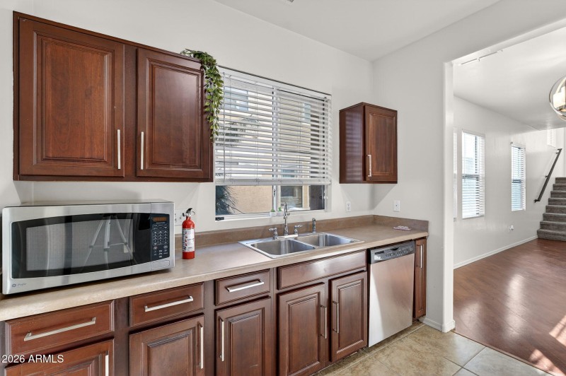 11-web-or-mls-32-E Neville Ave