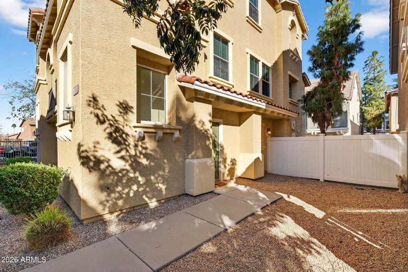 29-web-or-mls-02-E Neville Ave