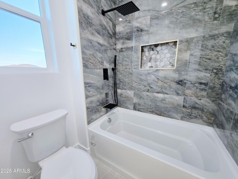 Bedroom Modern Tub/Shower & Private