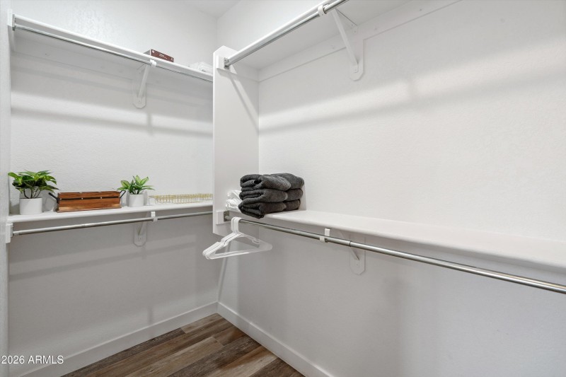 20-Walk-in Closet