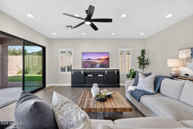 014_20-web-or-mls-41-_e_butherus_dr_660