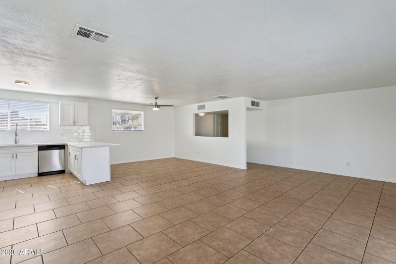 8-web-or-mls-5662-w-mariposa-st