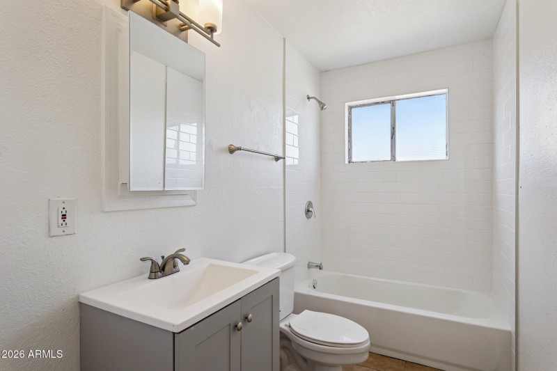 24-web-or-mls-5662-w-mariposa-st