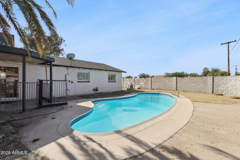 30-web-or-mls-5662-w-mariposa-st