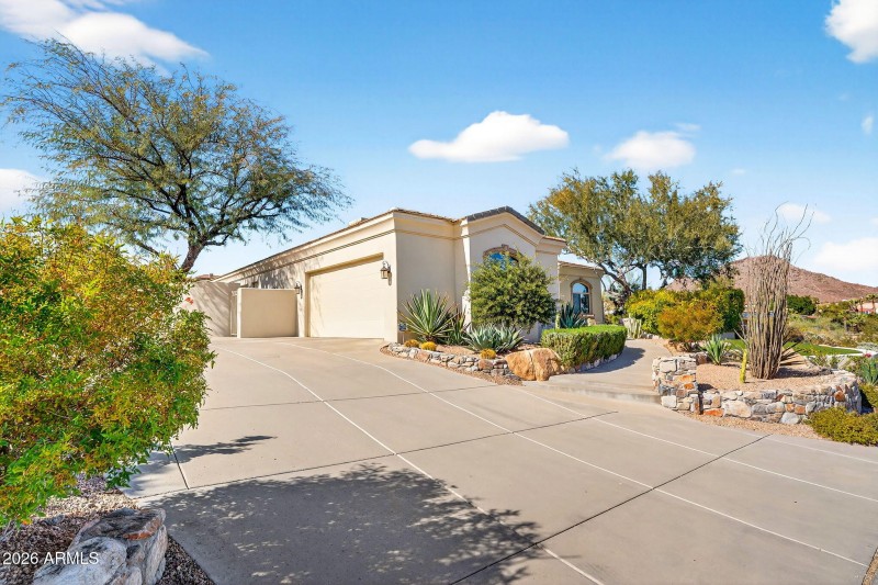 Driveway / Front Approach