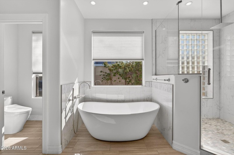 Primary Bathroom – Soaking Tub & Shower