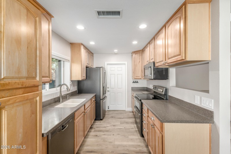 Kitchen – Recessed lighting and long cou