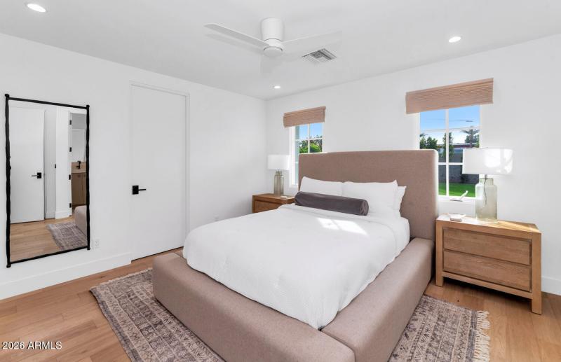 6039 E Calle Camelia-large-033-032-6039